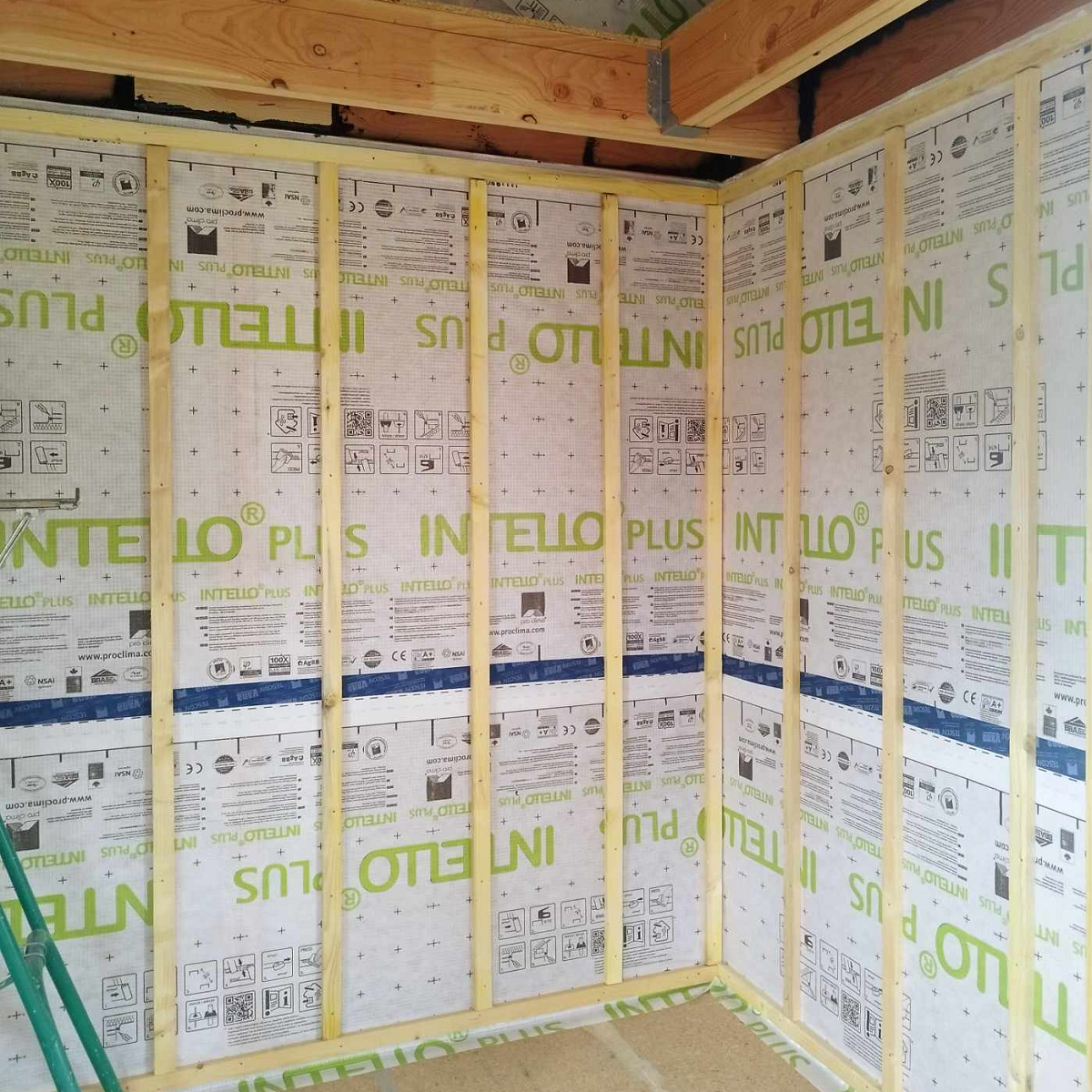 Un chantier avec des murs sur lequels l'étanchéité à l'air a été fait